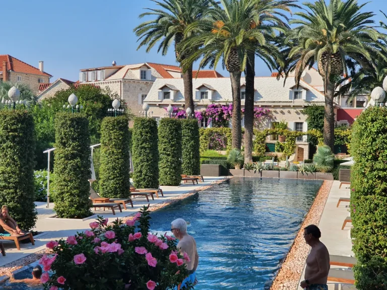 Garden and Pool of Eden Hotel in Sutivan