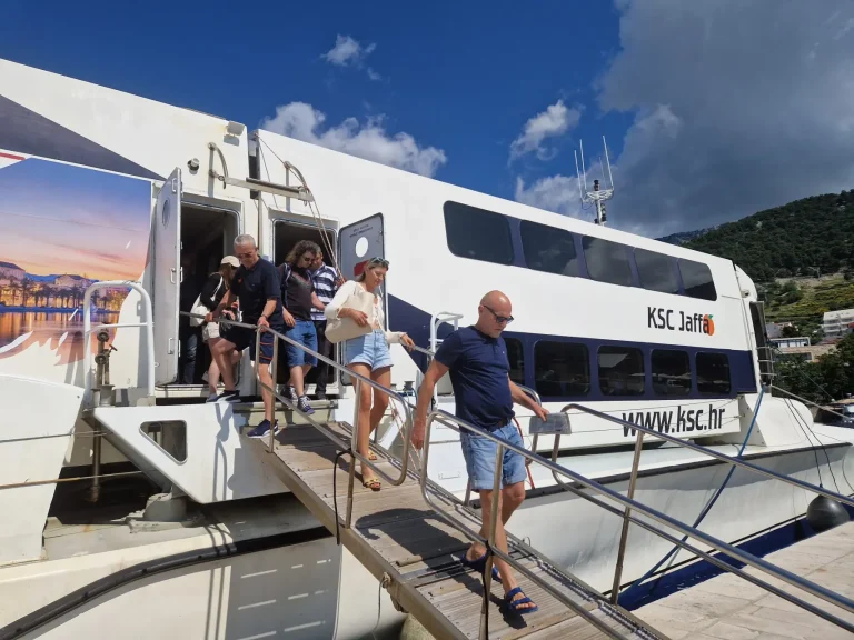 Jaffa arriving in Bol